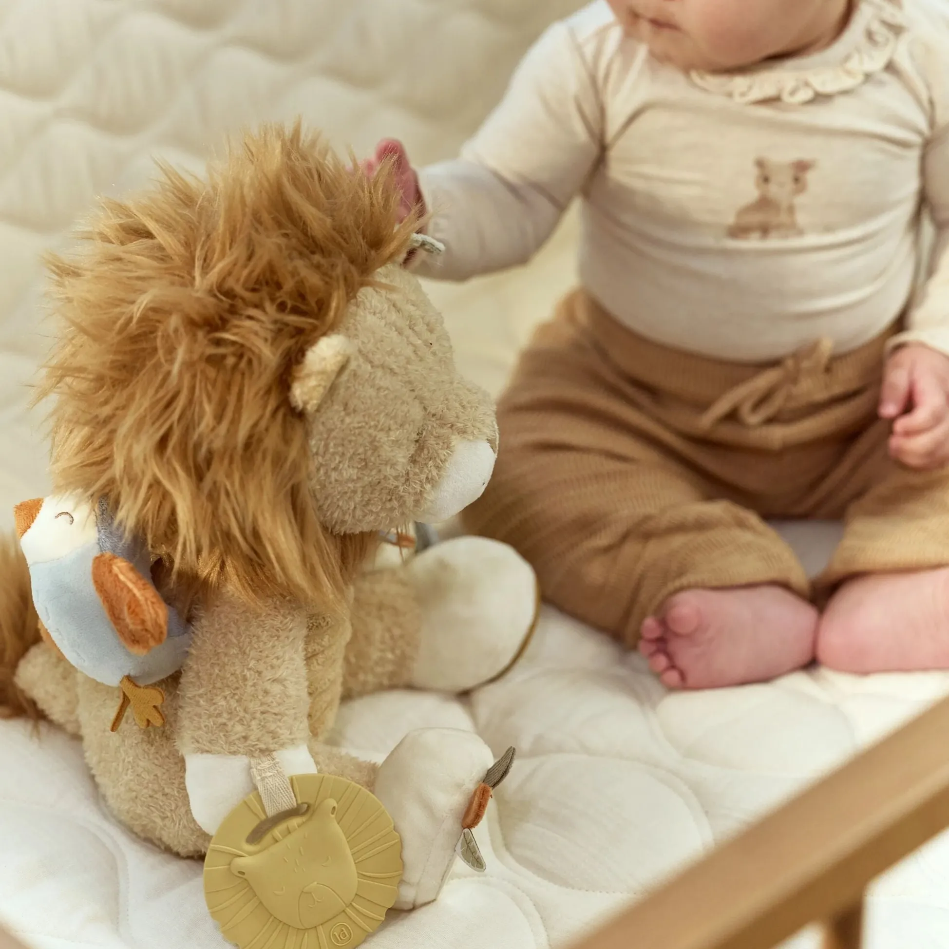 Activity cuddly toy Lion - Yellow