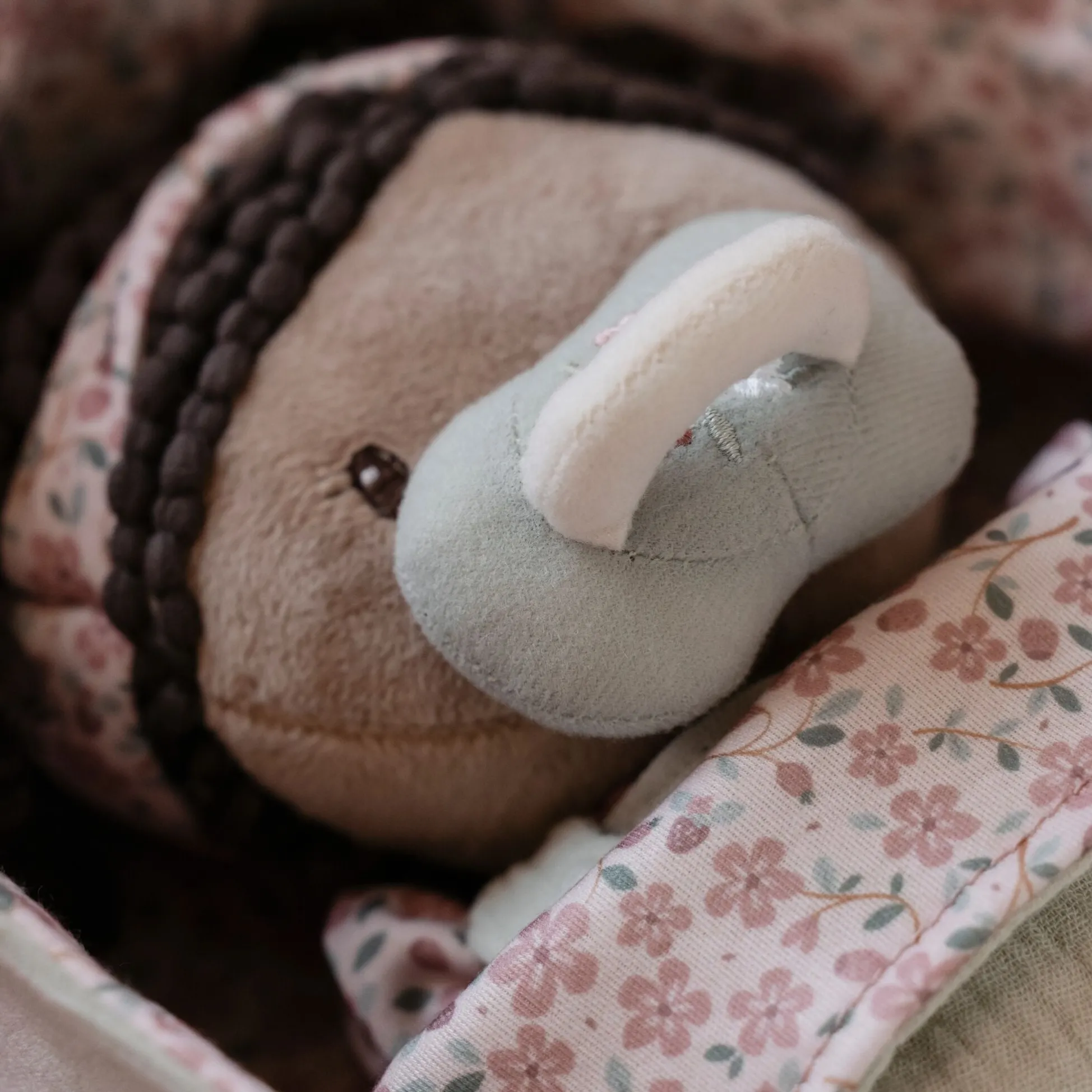Baby doll in basket Evi GRS