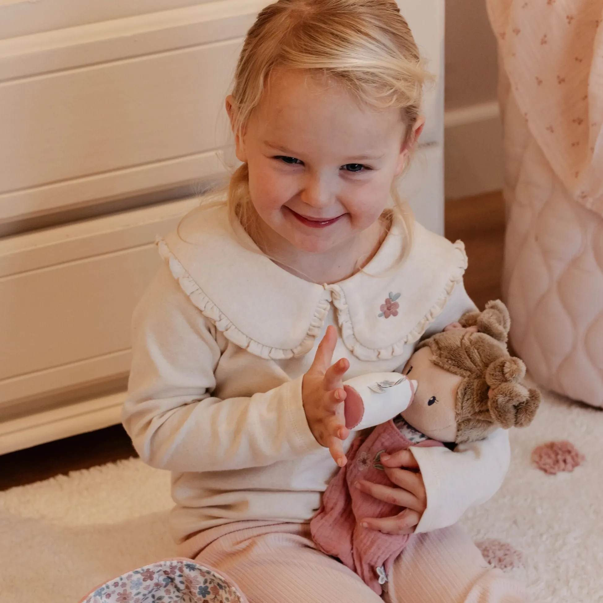 Baby doll in basket Rosa GRS