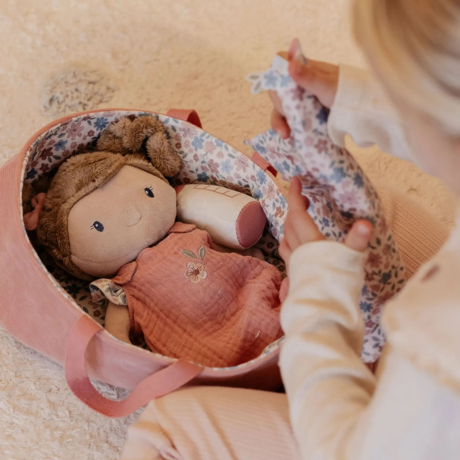 Baby doll in basket Rosa GRS