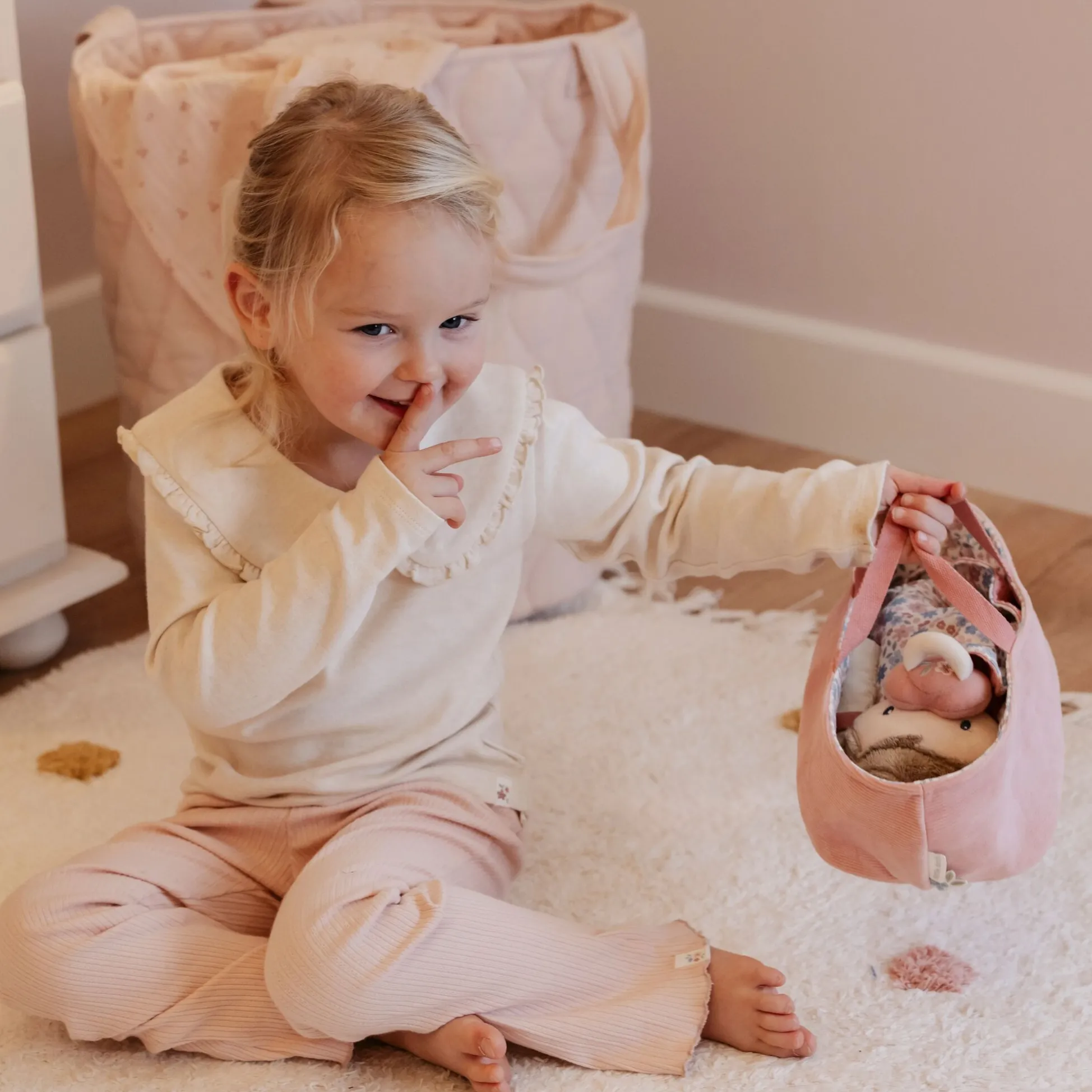 Baby doll in basket Rosa GRS