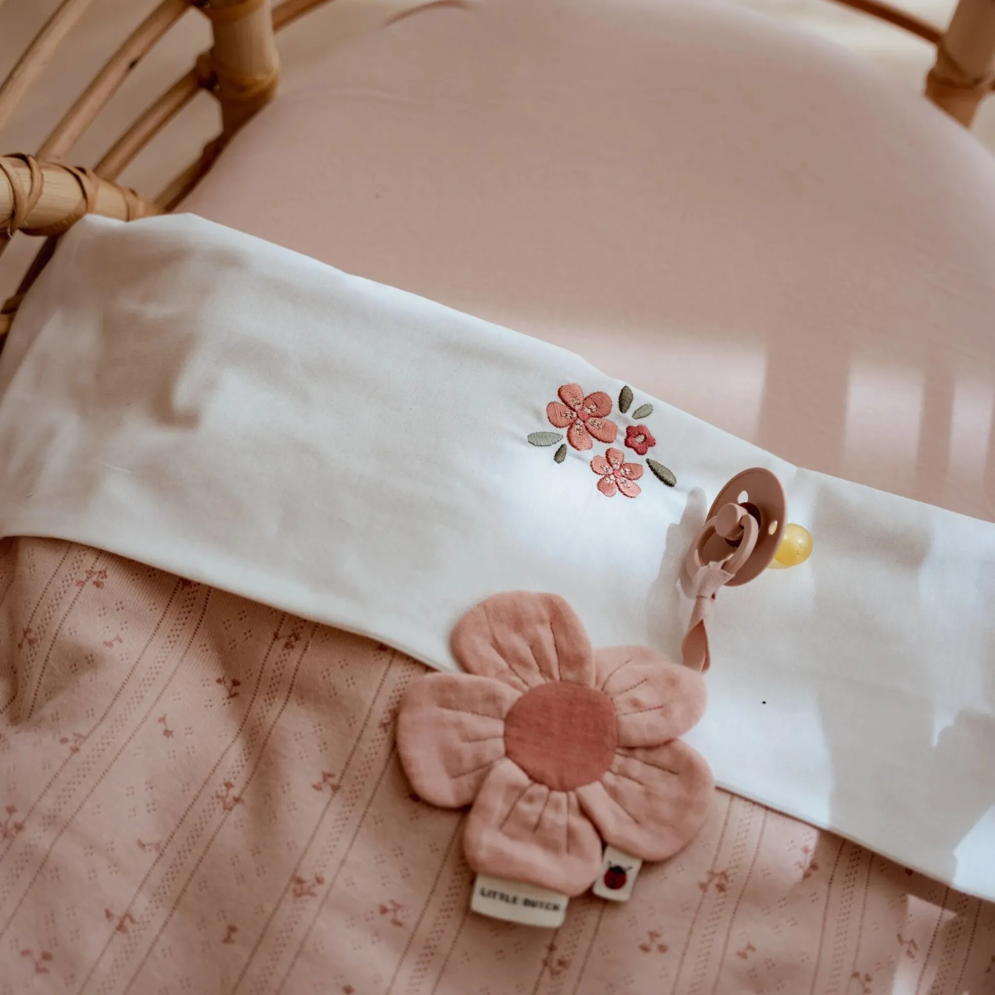 Crib fitted sheet – Pink – Essentials
