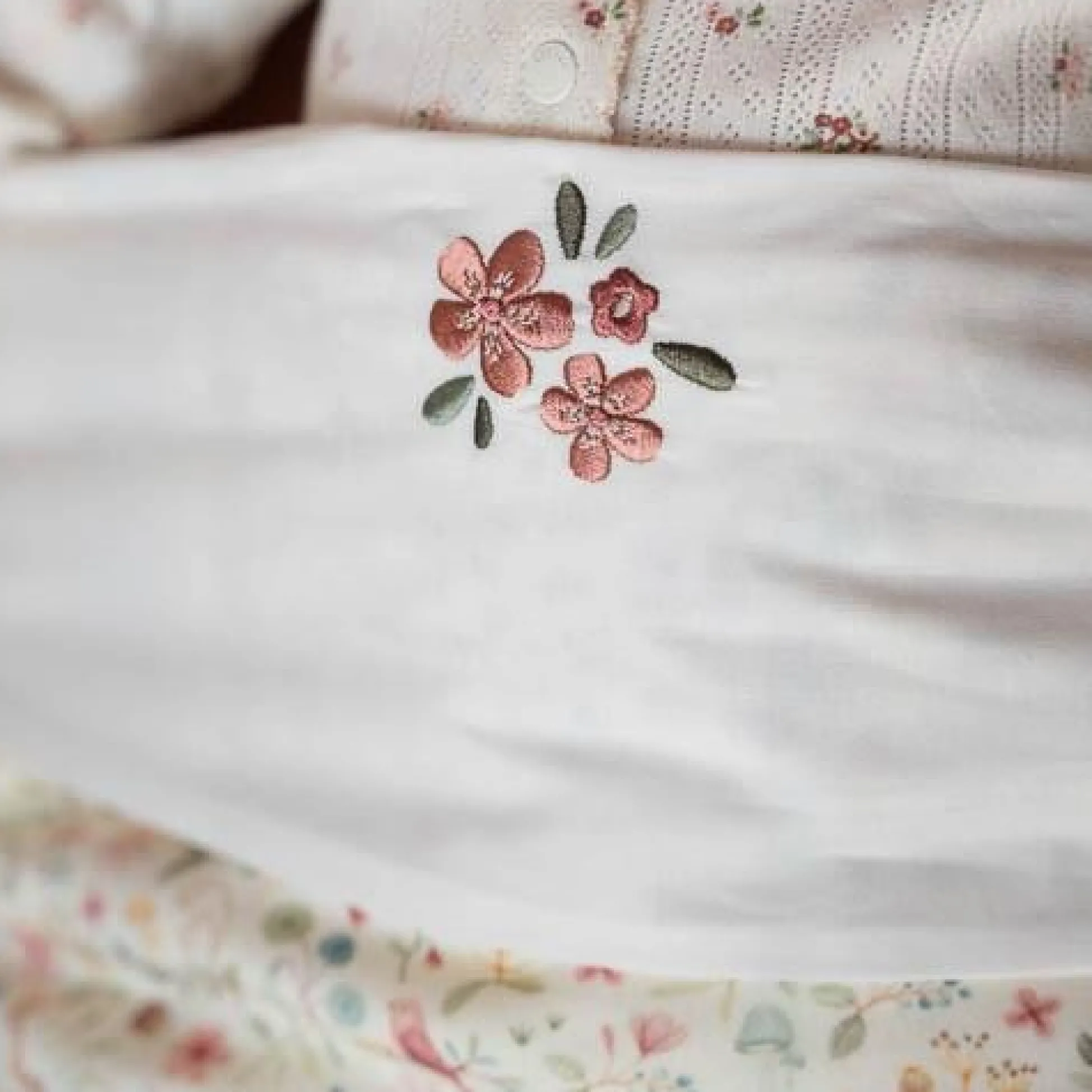 Crib Sheet - White - Fairy Garden - Fairy Flowers