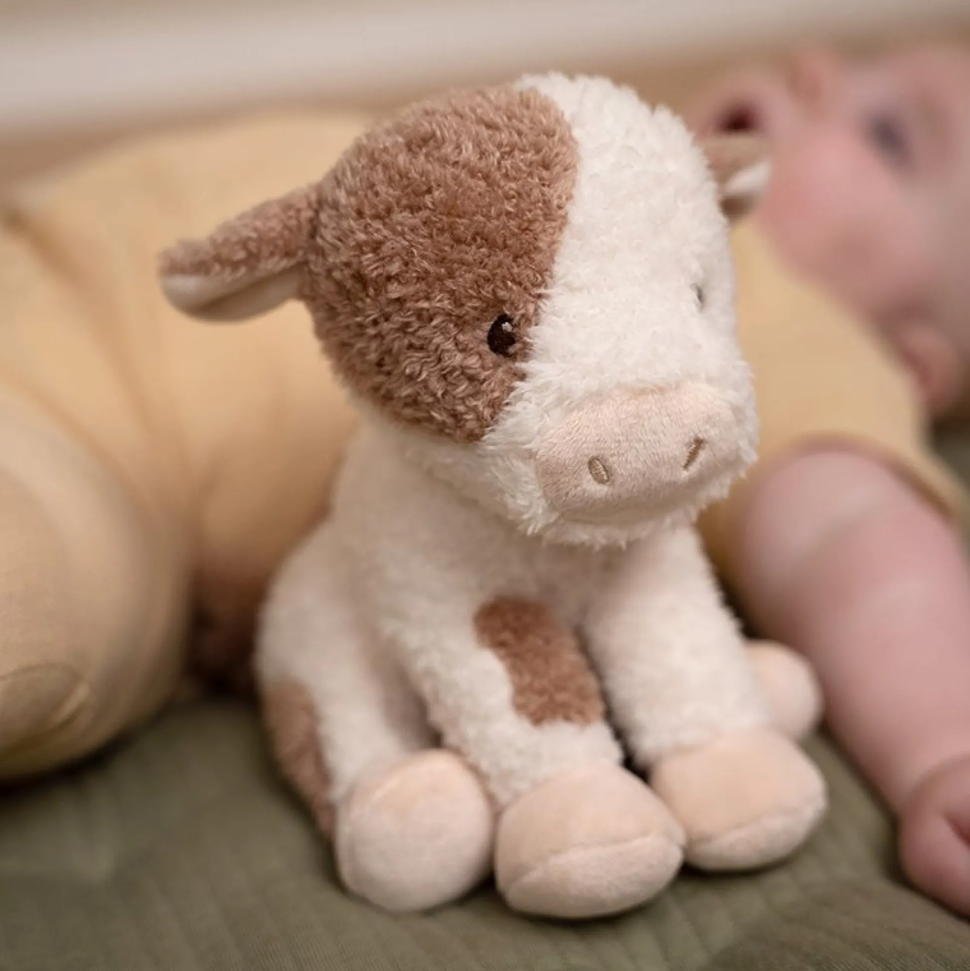 Cuddle Cow 17cm Little Farm