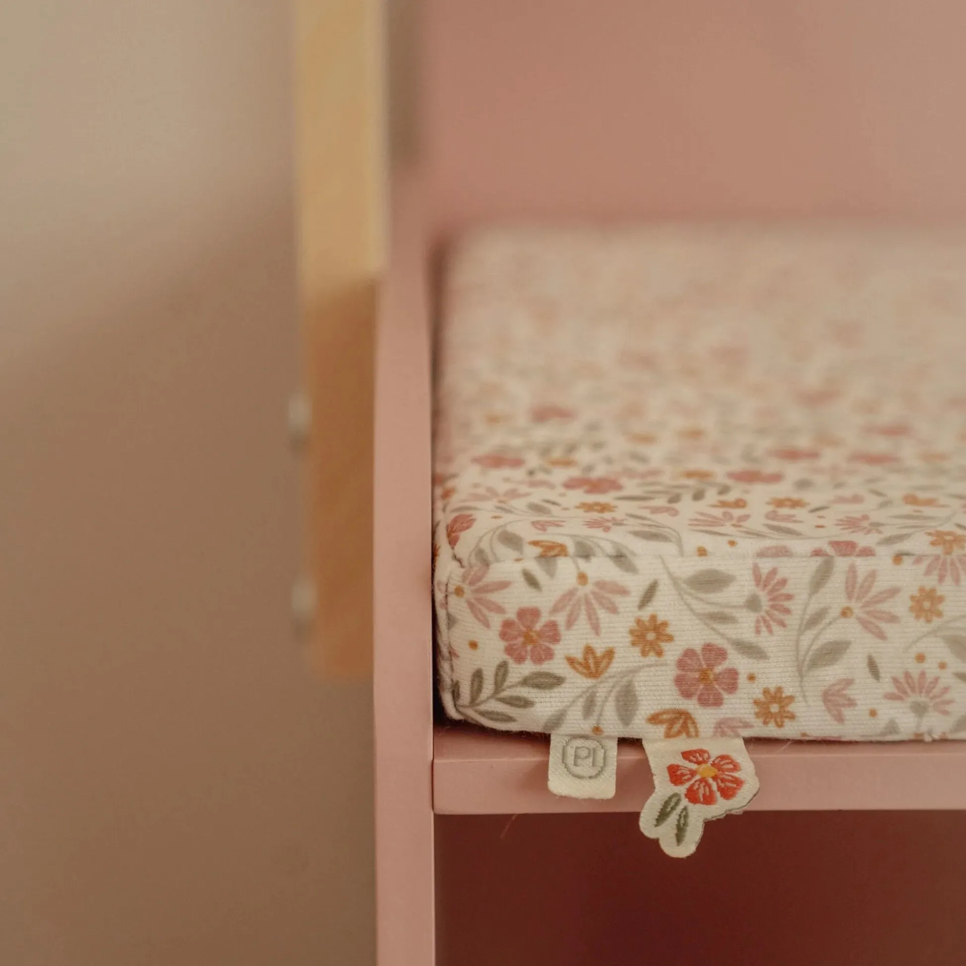 Doll changing table – Pink – Essentials