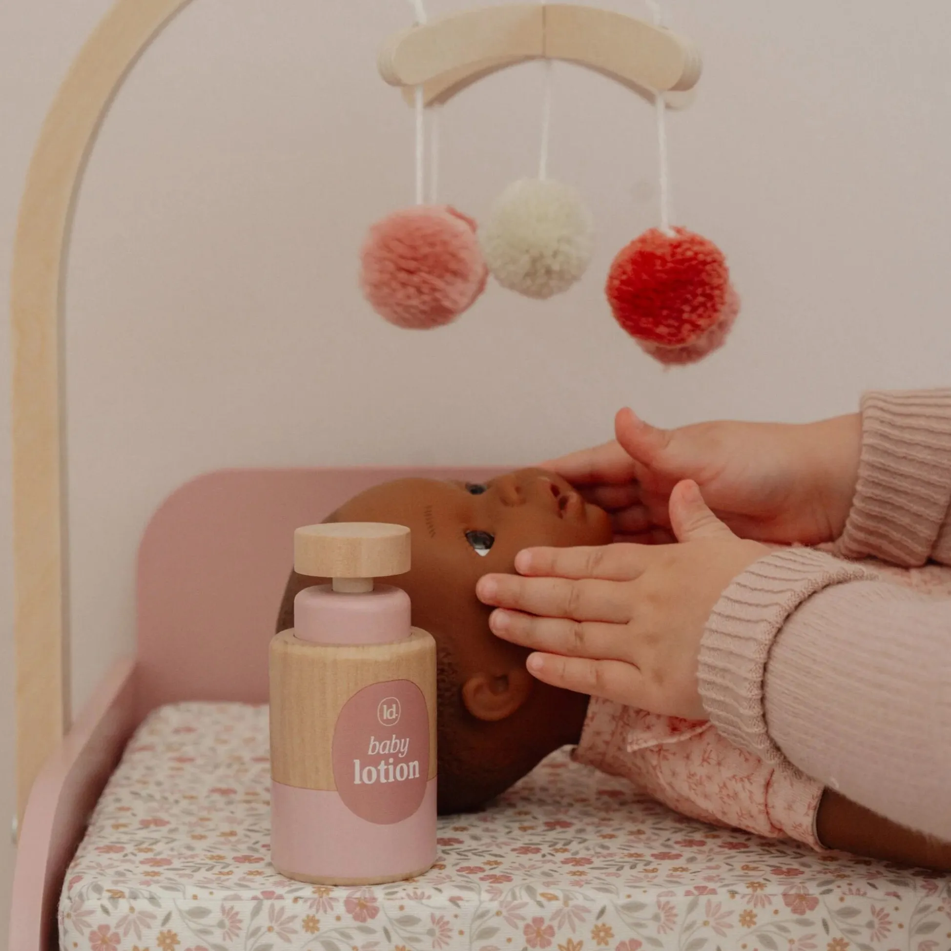 Doll changing table – Pink – Essentials