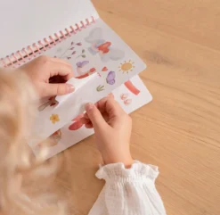 Dressing and sticker book Rosa & Friends