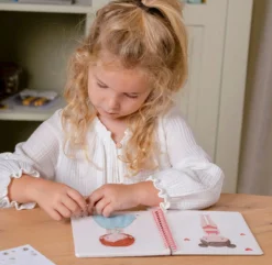 Dressing and sticker book Rosa & Friends