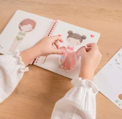 Dressing and sticker book Rosa & Friends