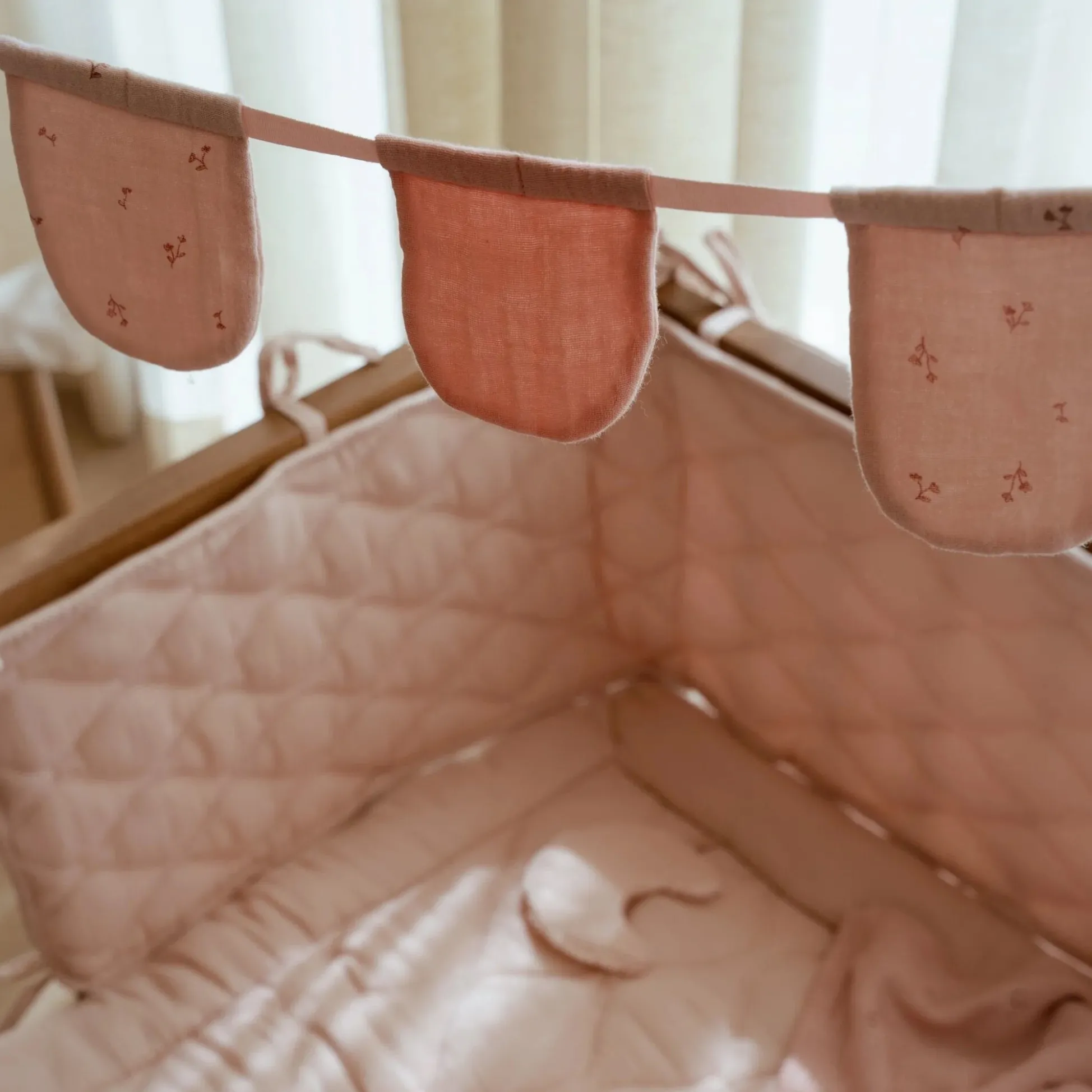 Garland with flags - Pink - Essentials