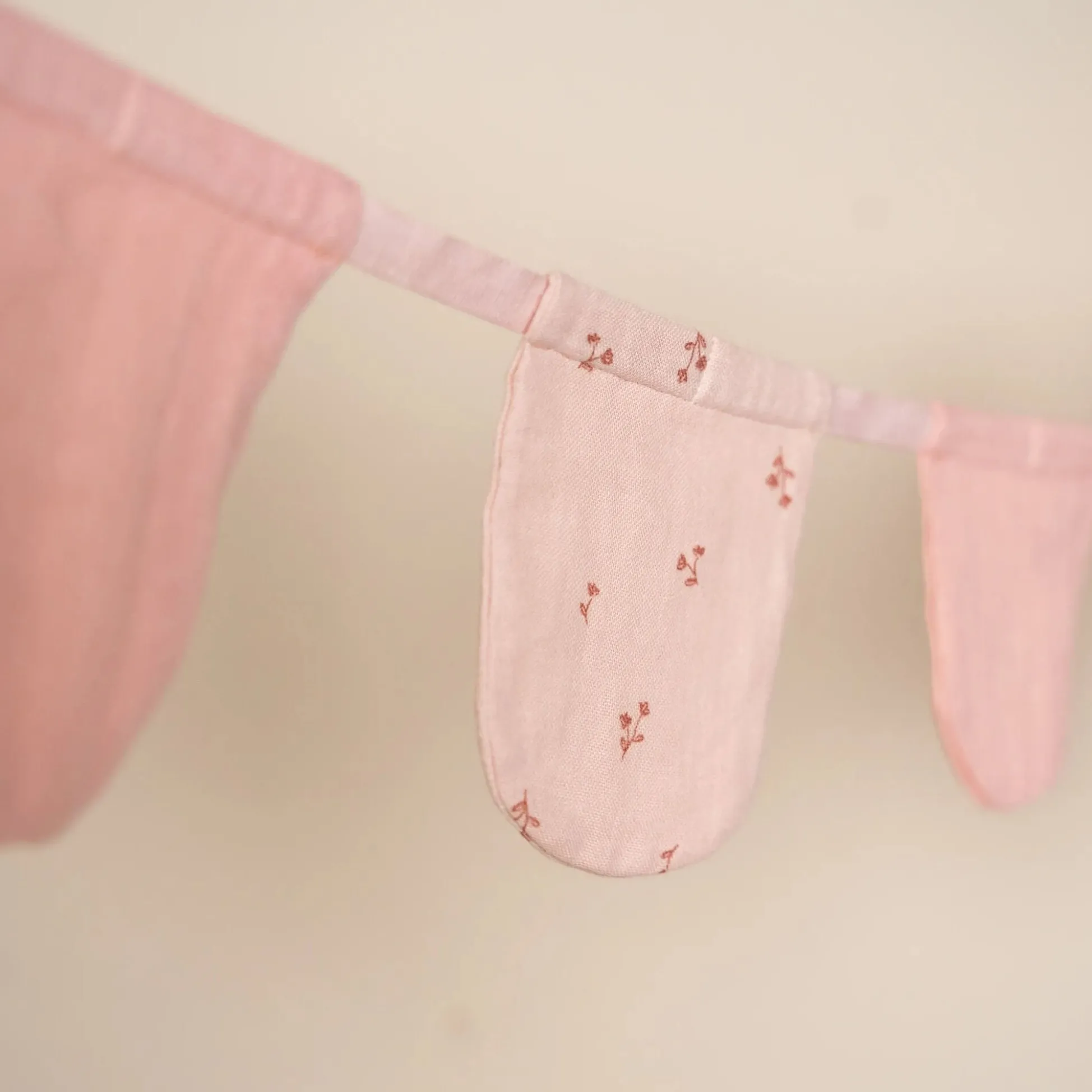 Garland with flags - Pink - Essentials