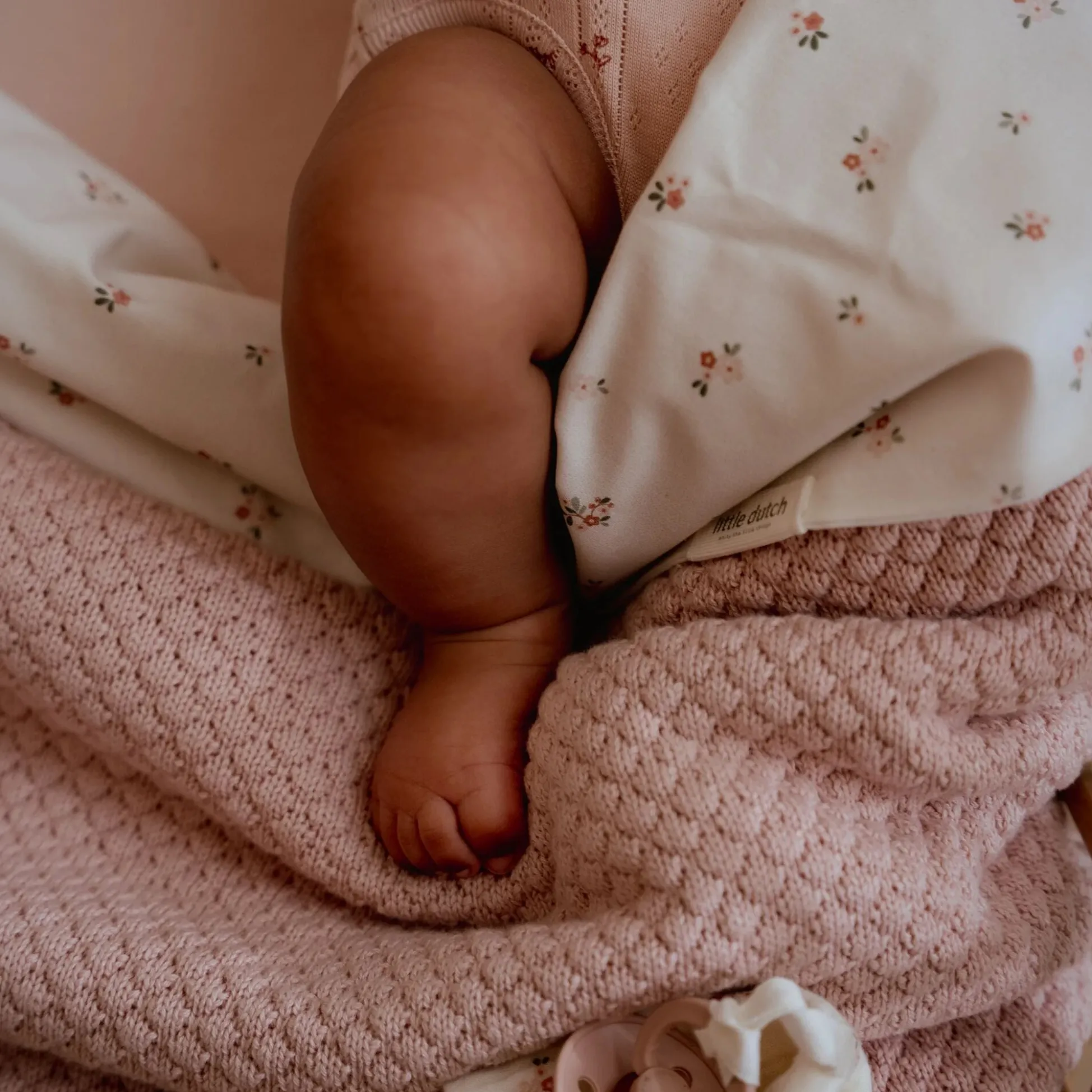 Knitted crib blanket - Pink - Essentials