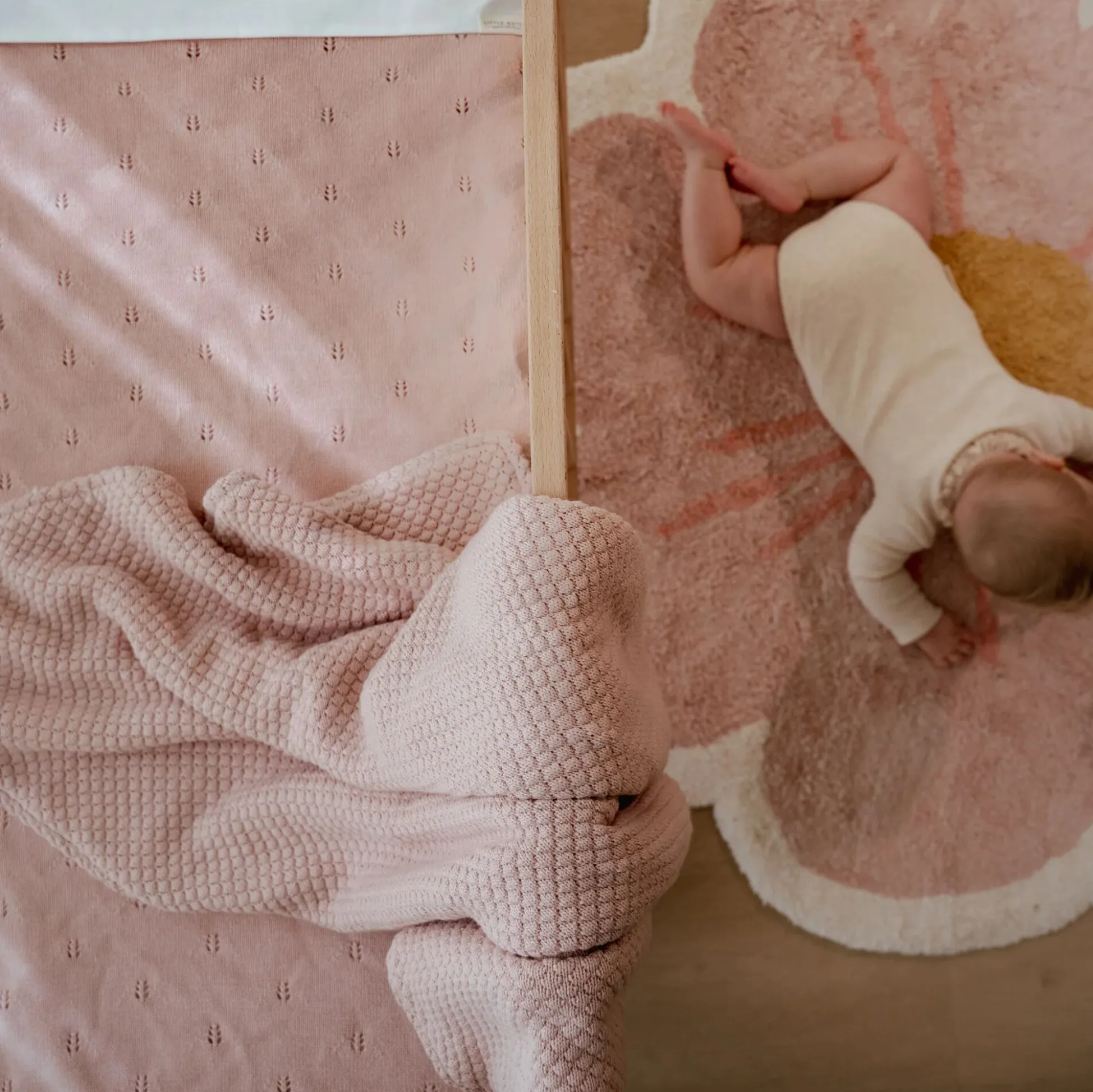 Knitted crib blanket - Pink - Essentials