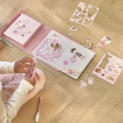 Magnetic activity book - Rosa