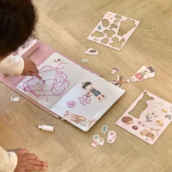 Magnetic activity book - Rosa