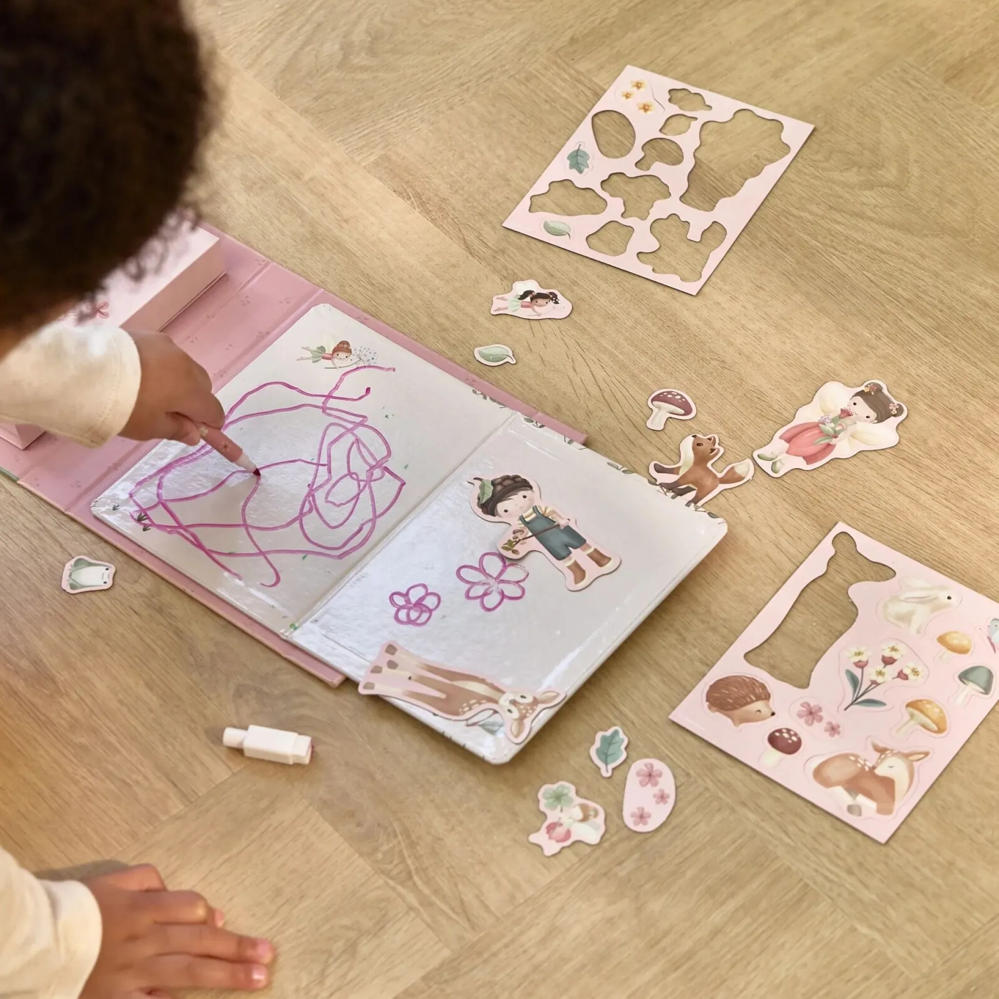 Magnetic activity book - Rosa