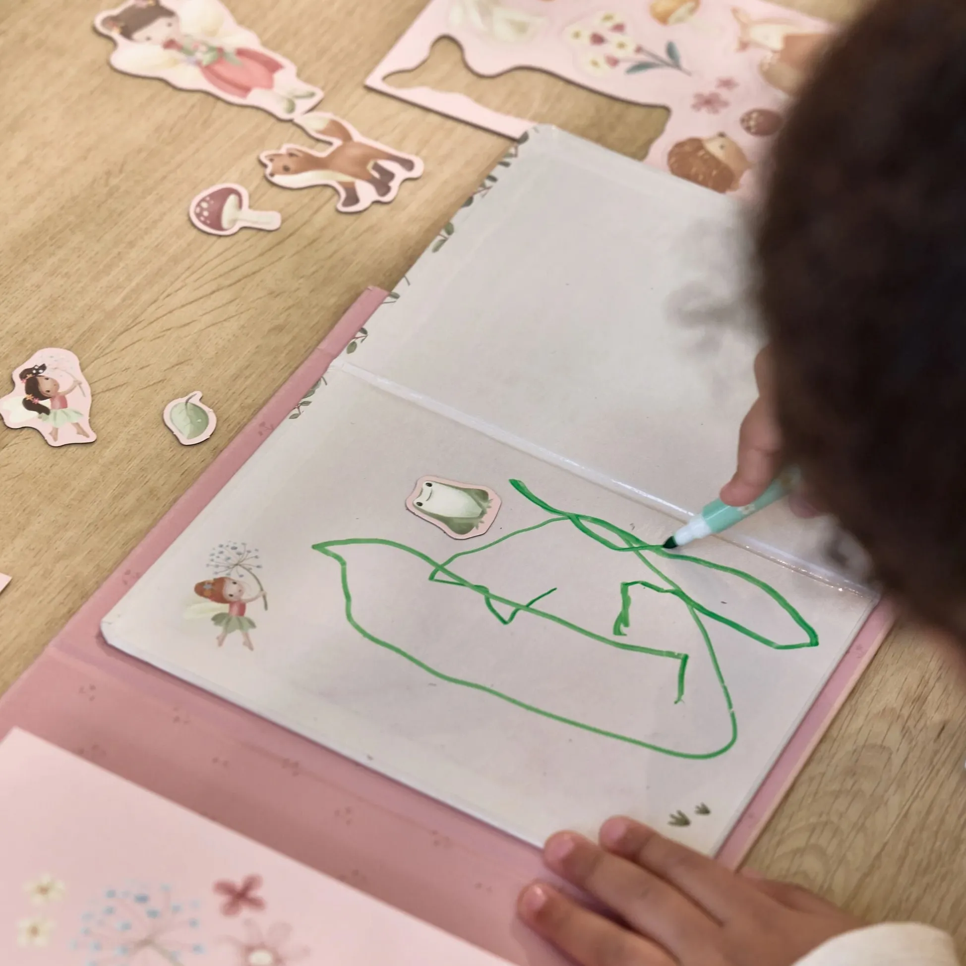 Magnetic activity book - Rosa