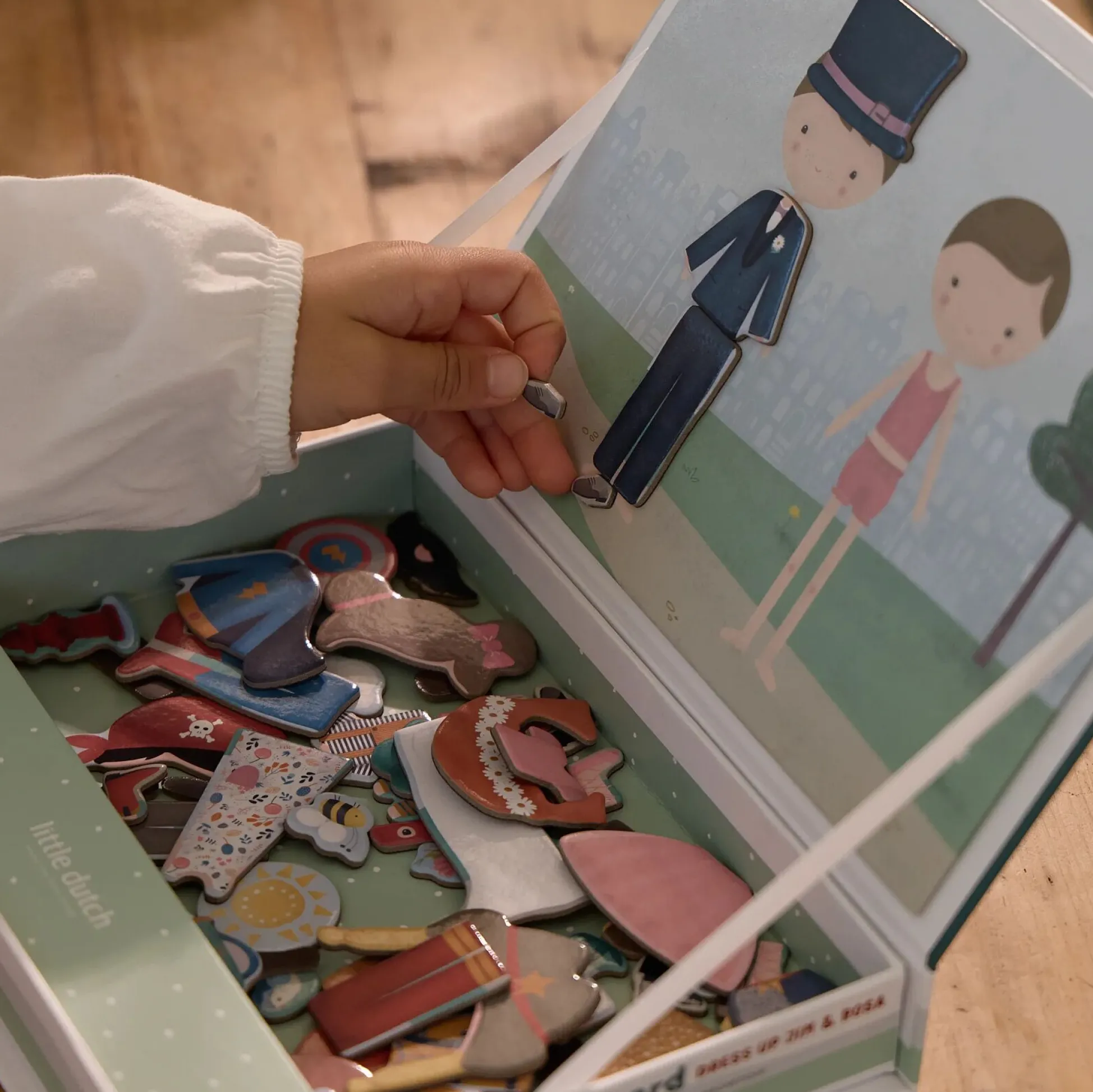Magnetic play board - Jim & Rosa