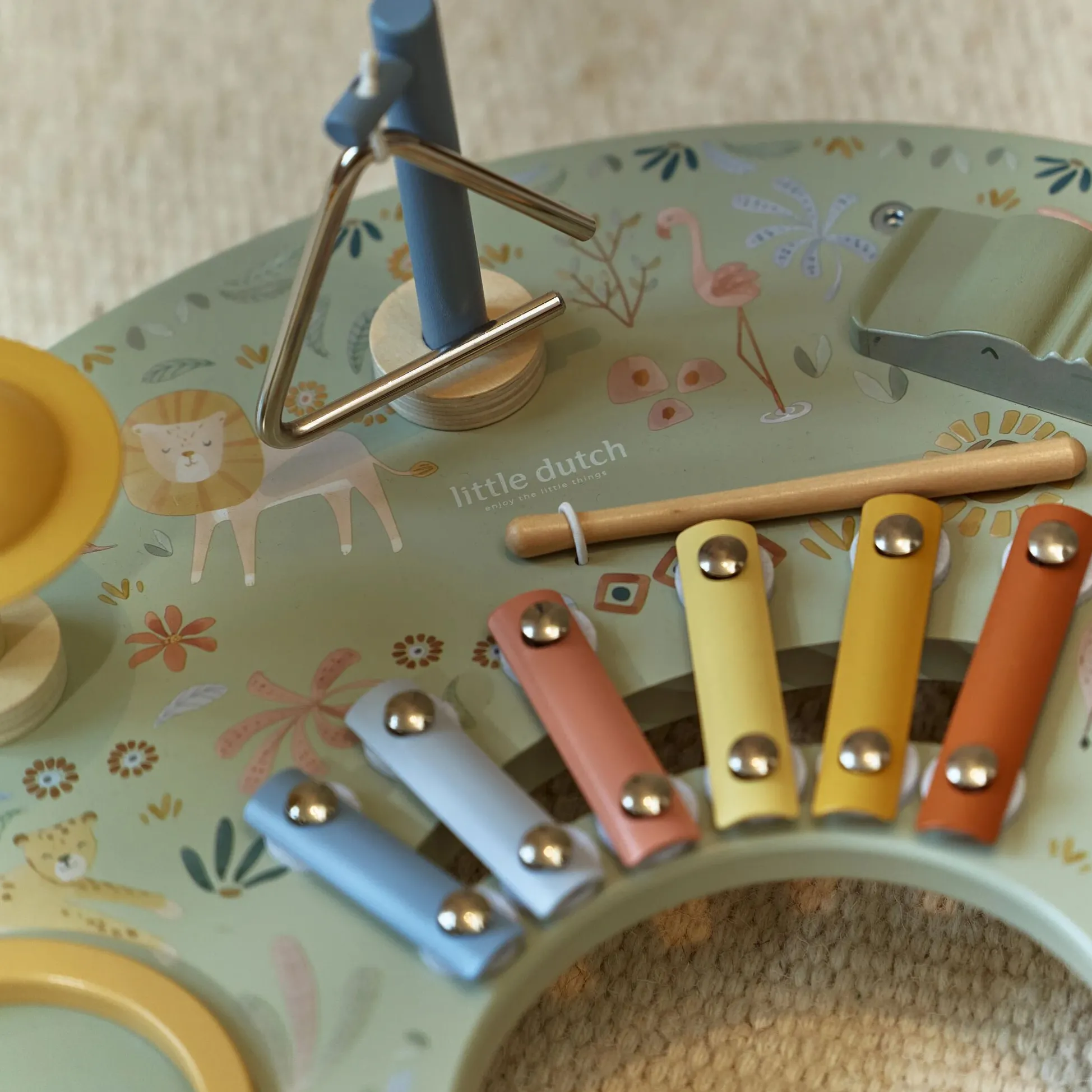 Music table - Safari Friends