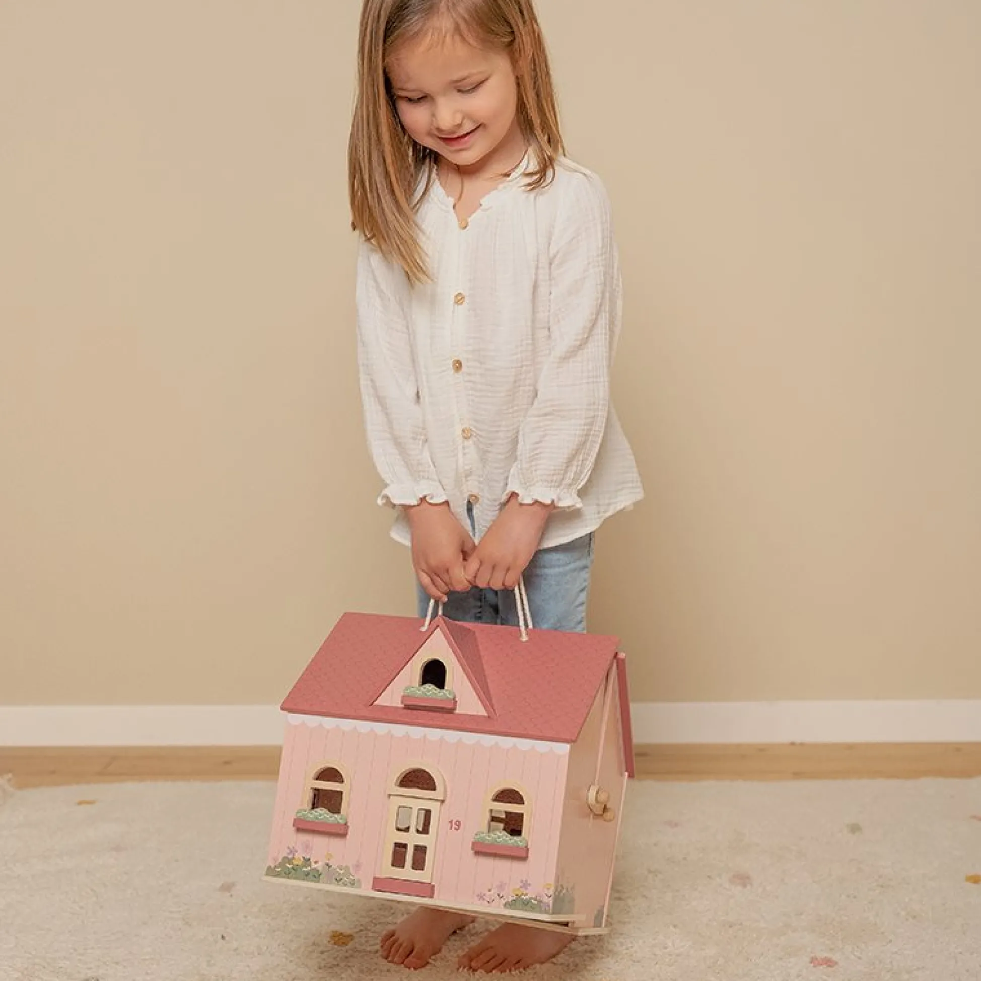 Portable dollhouse wood