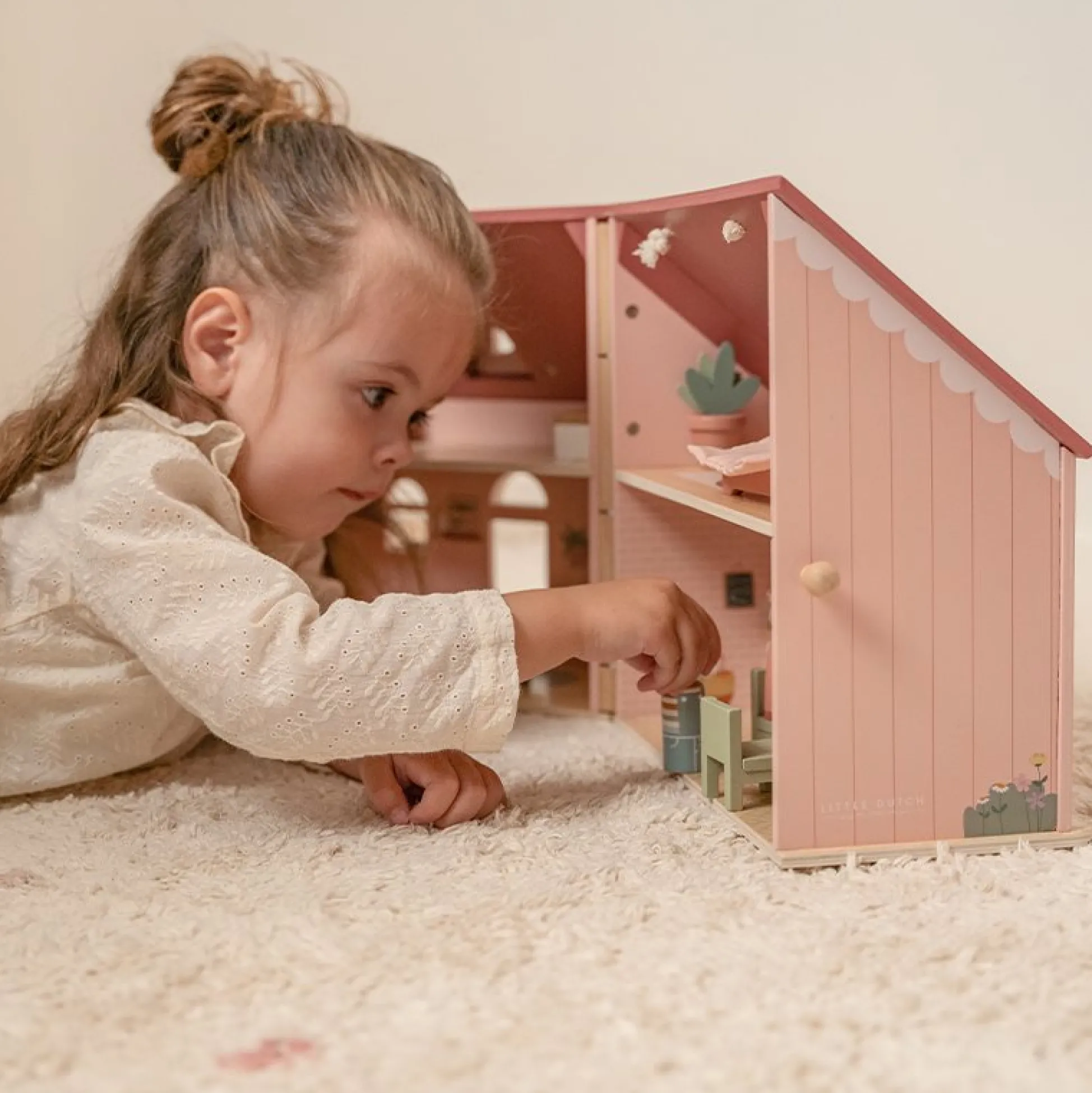 Portable dollhouse wood