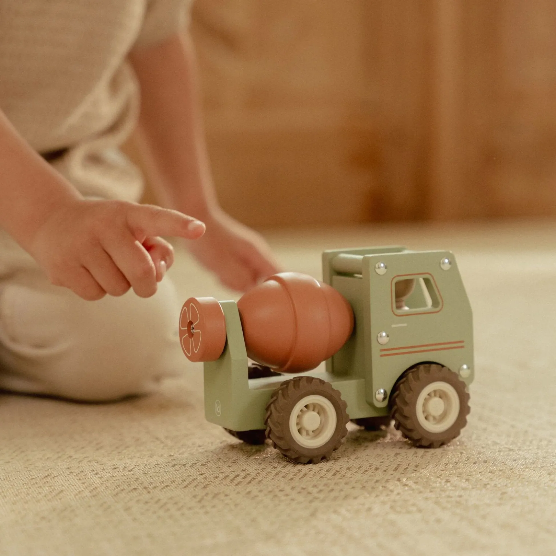 Wooden cement truck – Green – Essentials