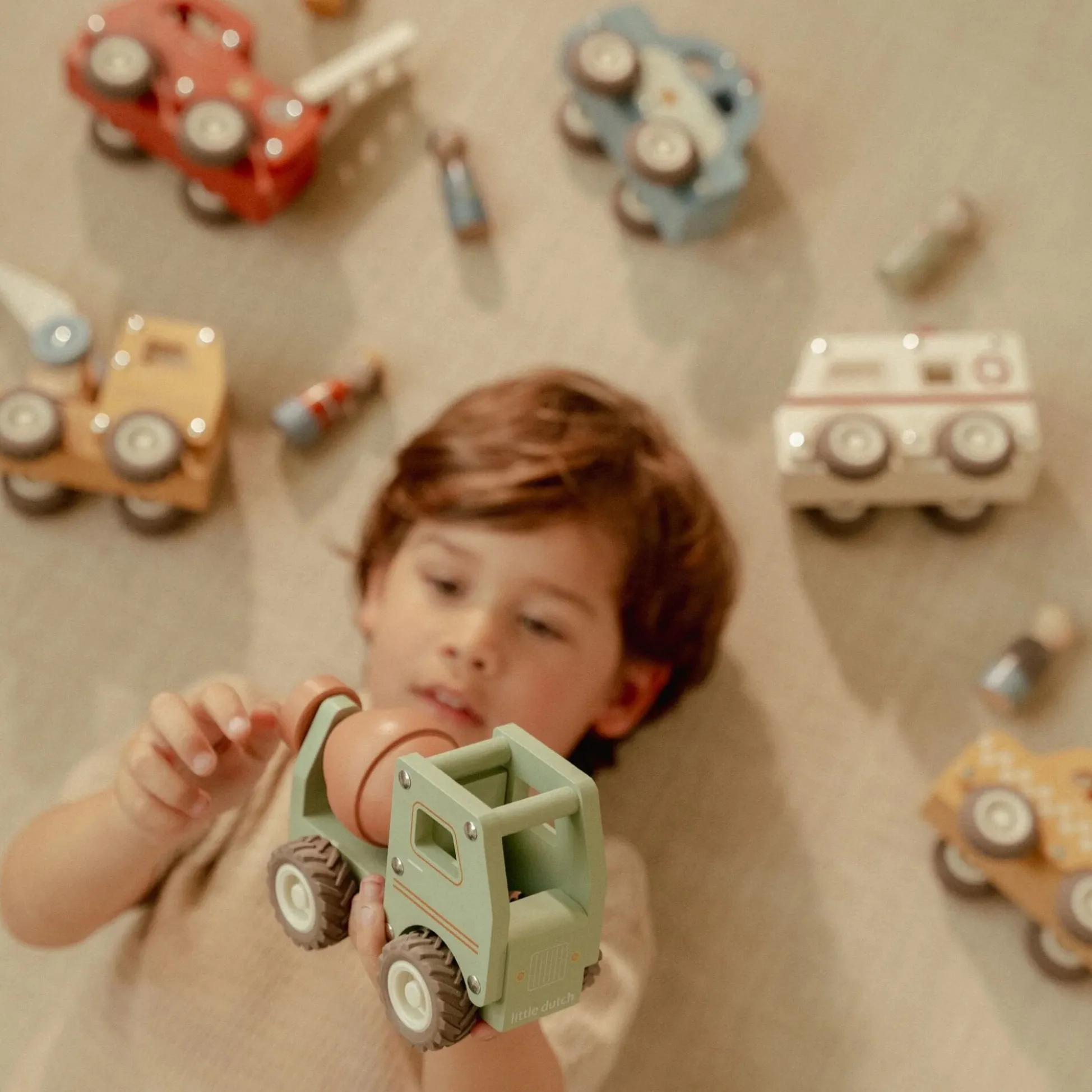 Wooden cement truck – Green – Essentials