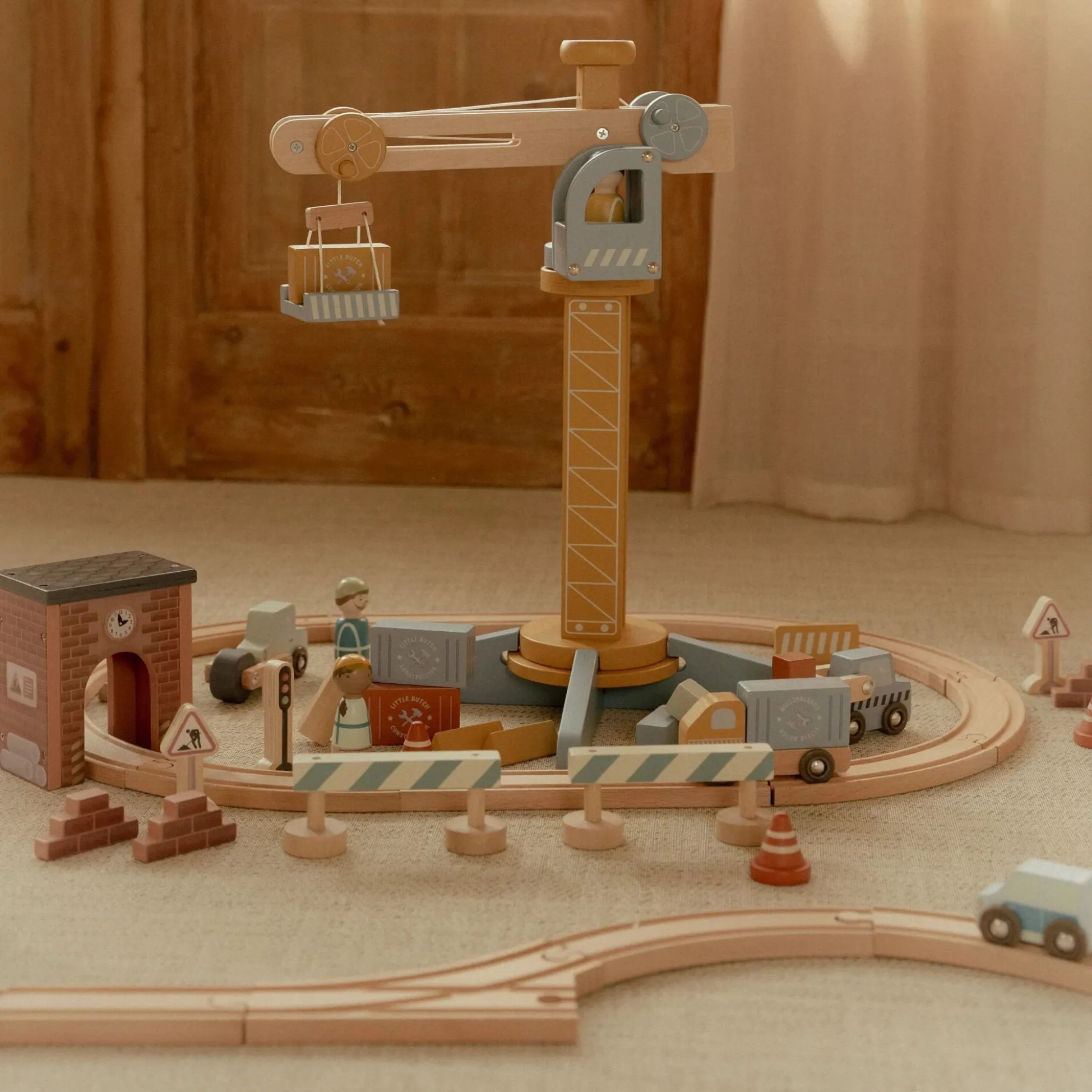 Wooden crane – Multicolored – Train track