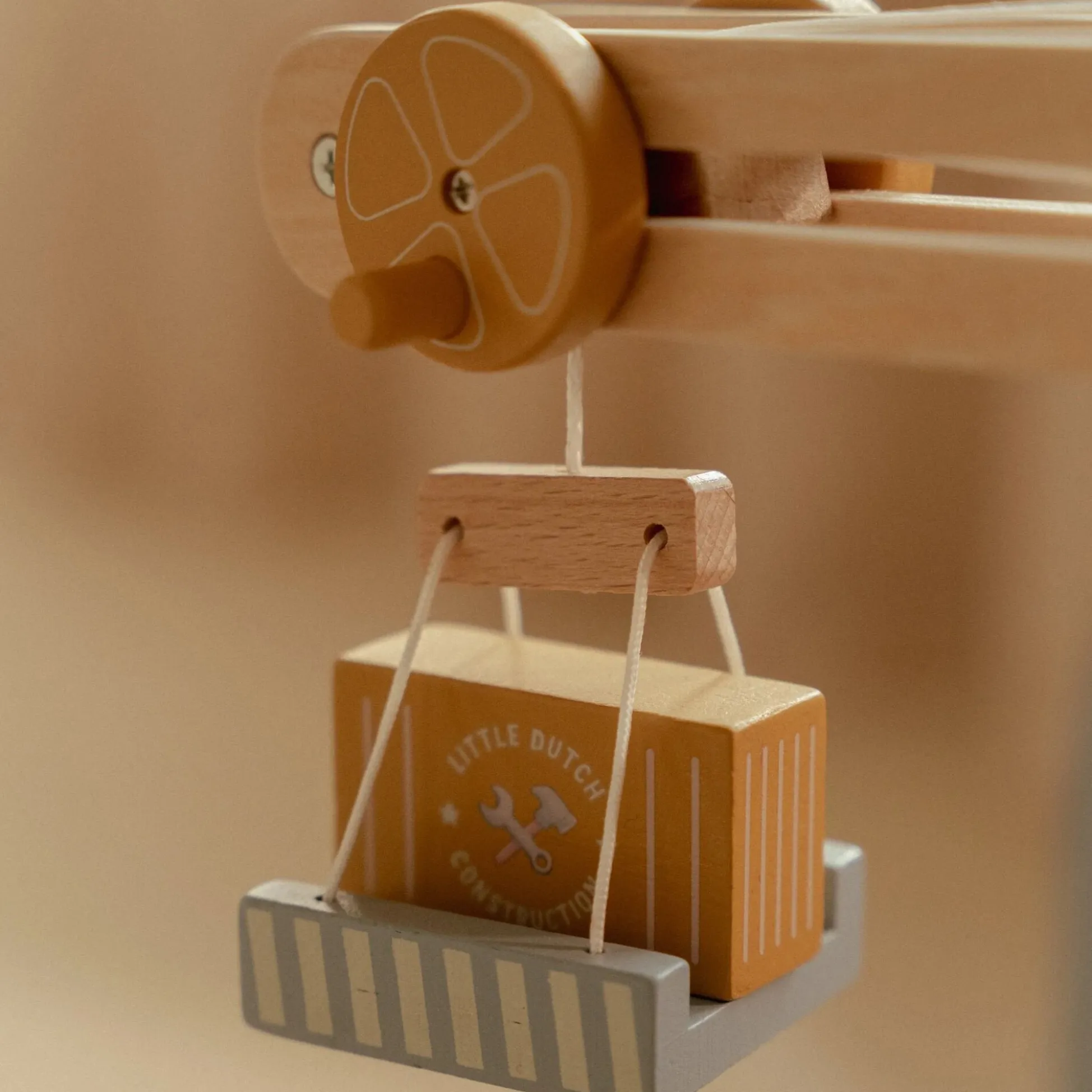 Wooden crane – Multicolored – Train track