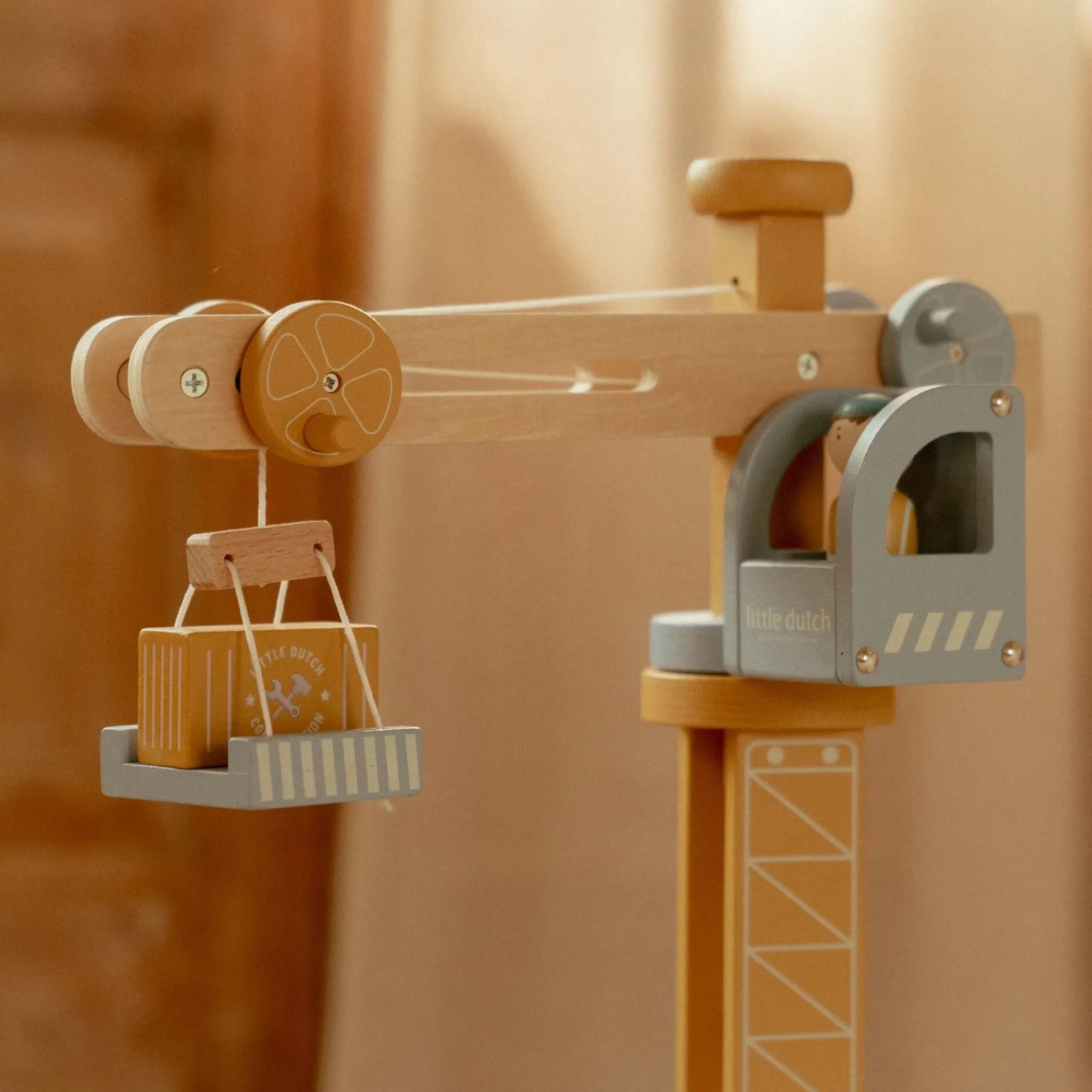 Wooden crane – Multicolored – Train track