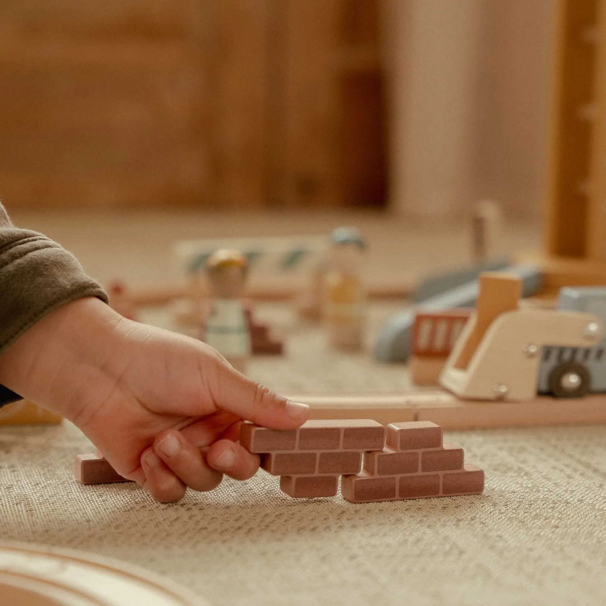 Wooden crane – Multicolored – Train track