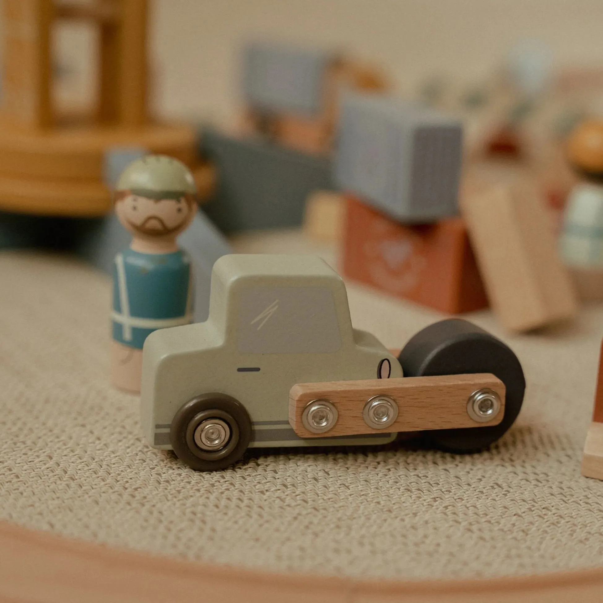 Wooden crane – Multicolored – Train track