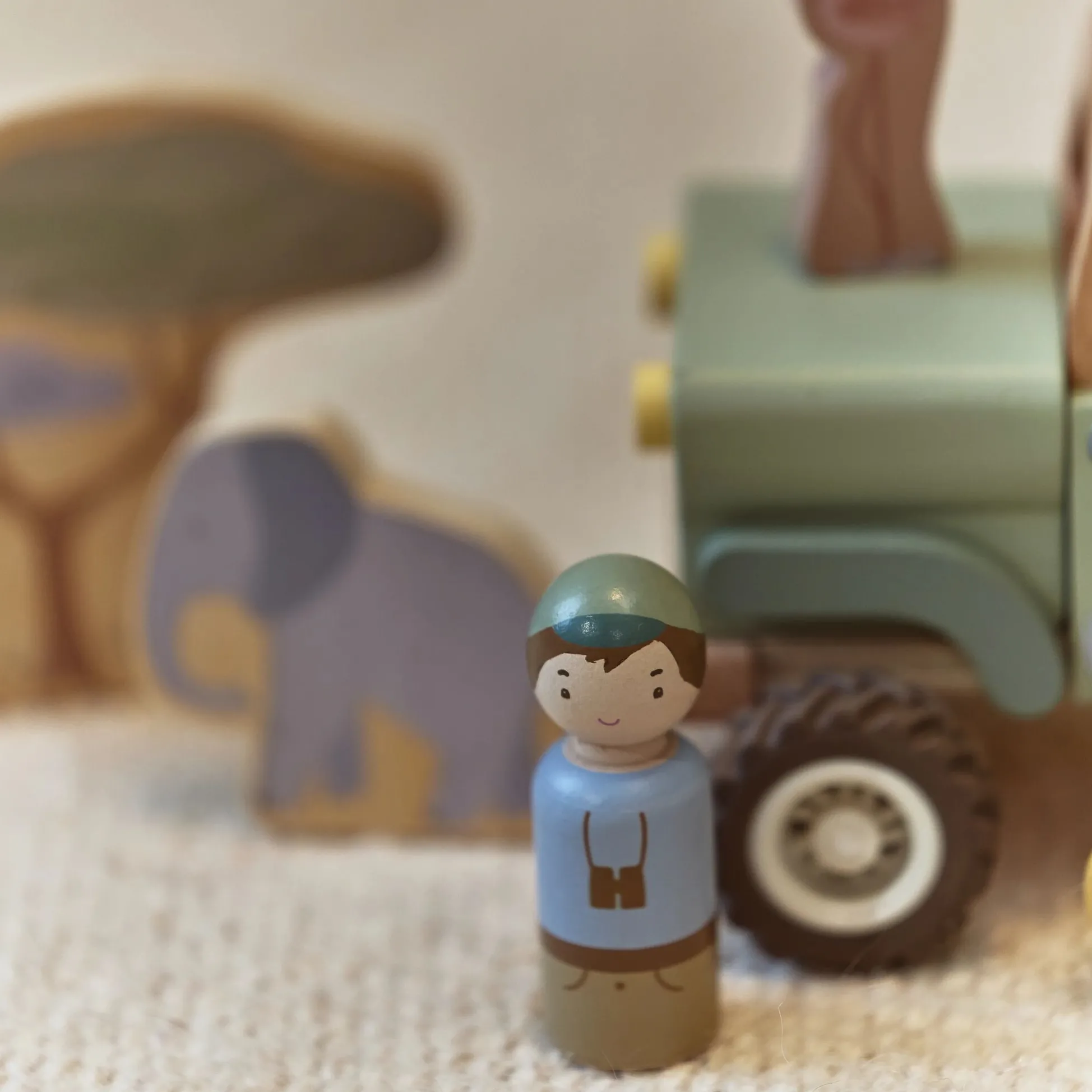 Wooden safari car with animals - Green