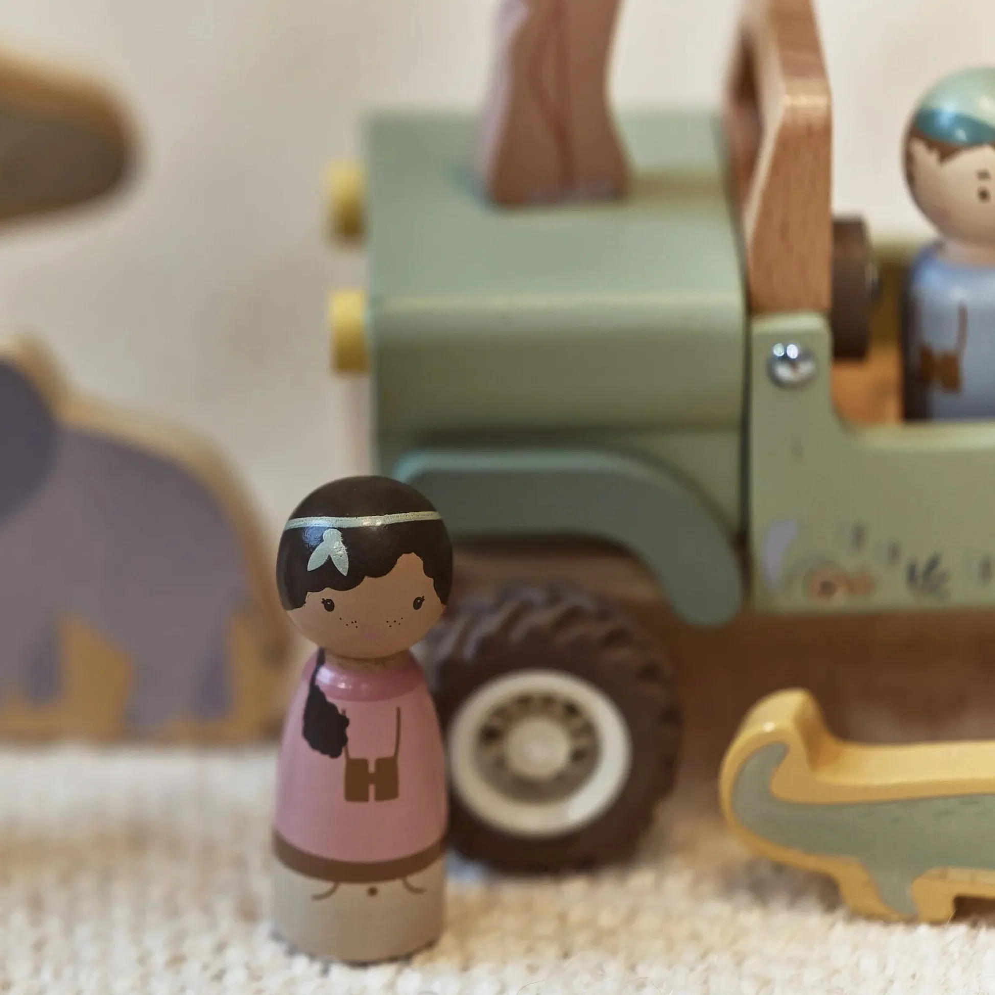 Wooden safari car with animals - Green