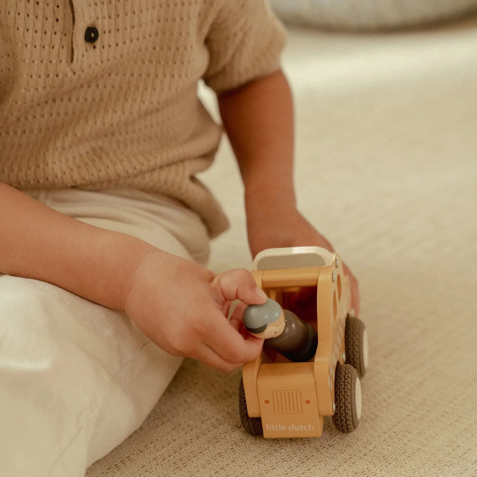 Wooden taxi – Yellow – Essentials
