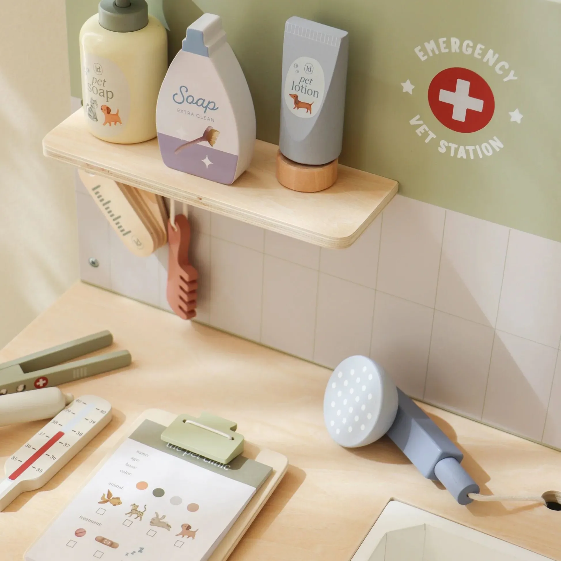 Wooden veterinary practice – Green – Essentials